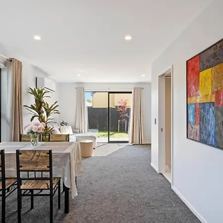 Spa Hideaway In Central City With Parking